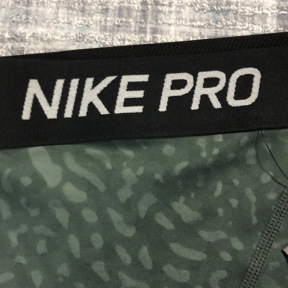 Nike Pro Spotted Cat Shorts - Picture 2 of 3